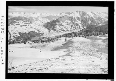 Blick von Grüneck - Golm auf die Abfahrt und Schruns mit Hochjoch und Arlberggebiet
