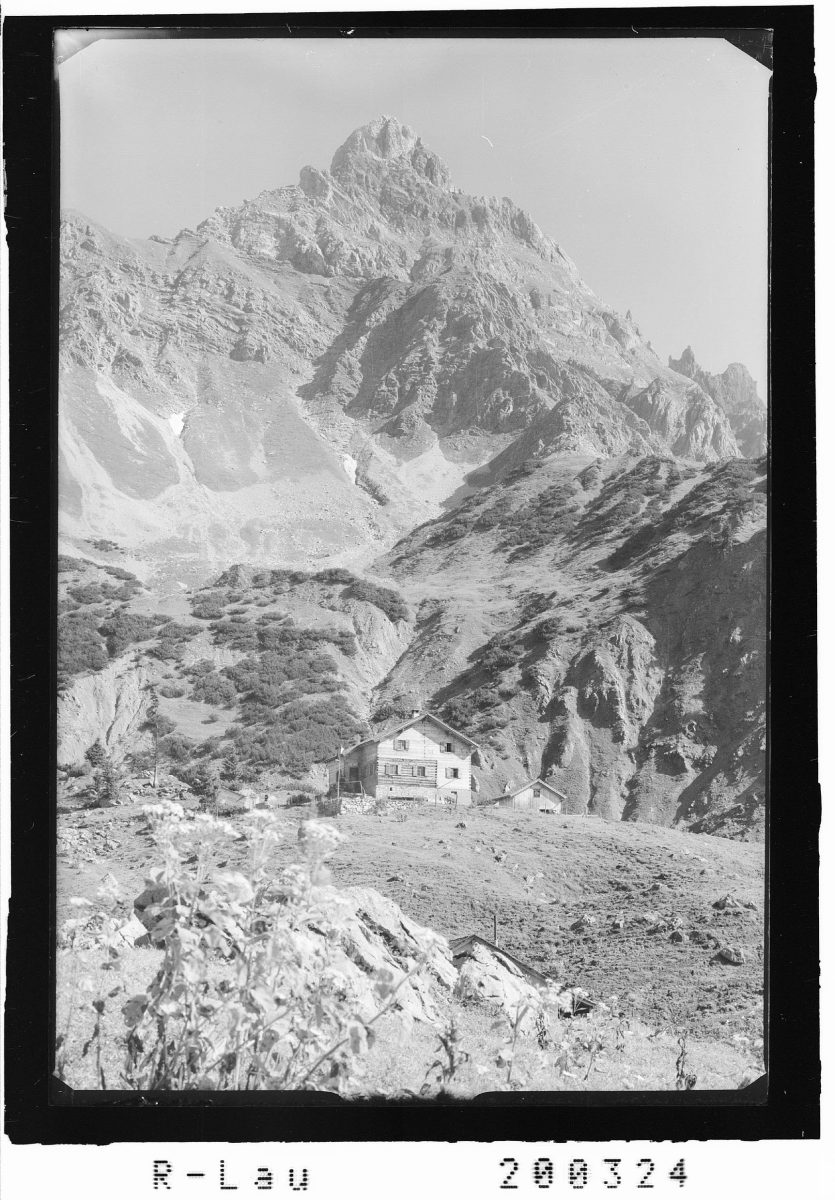 Heinrich Hueter Hütte 1764 m mit Zimba 2645 m