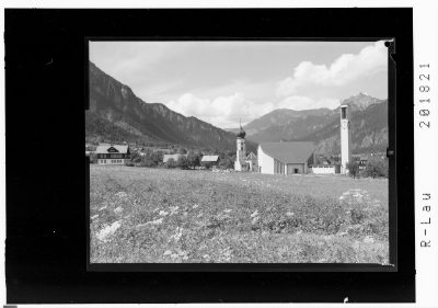 Kirchen aus Vandans im Montafon: Vandans / Alte und Neue Pfarrkirche gegen Hohen Frassen