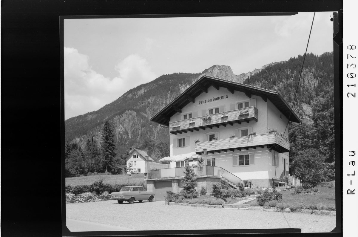 St.Anton im Montafon Pension Davenna: Pension Davenna in St.Anton im Montafon gegen Davennakopf