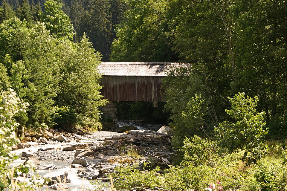 Überdachte Holzbrücke